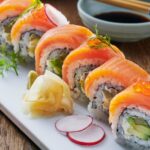 Smoked_salmon_and_avocado_roll_Uramaki3-800x530